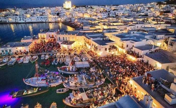 naoussa harbour by night